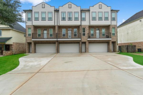 2 Bedroom House - King Bed - 10 mins from IAH
